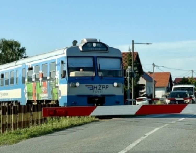 Vozilom prošao ispod polubranika koji se spuštao, nakon udara napustio mjesto događaja
