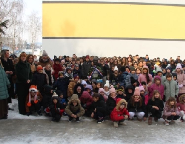 Učenici i djelatnici Osnovne škole 