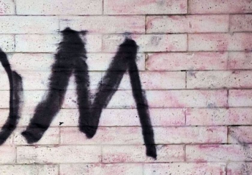 U požeškoj Ulici Tekija nepoznati počinitelj je ispisao neprimjerene grafite na dječjem igralištu na zidovima izvora