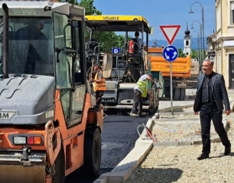 Započelo asfaltiranje prvog asfaltnog sloja ulica Matice hrvatske i Sokolove za privremeno puštanje prometa zbog velikog skupa u Požegi