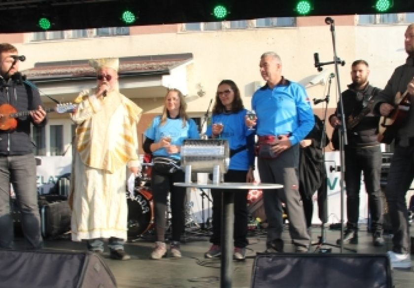 Tradicionalna proslava Martinja u Kutjevu na Trgu graševine i krštenje mošta uz brojne planinare, vinskog biskupa, ministrantice i kuma vinu