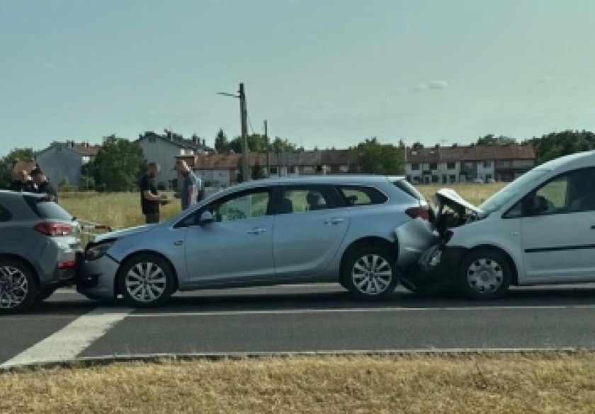 Dogodilo se 6 prometnih nesreća a u požeškoj Zrinskoj ulici između tri osobna automobila - jedna osoba ozlijeđena