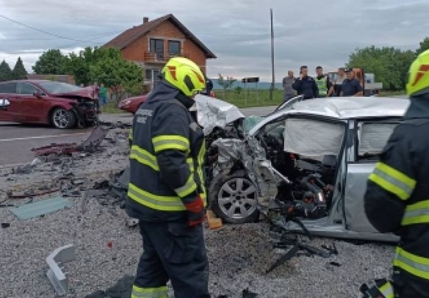 Rano jutros teška prometna nesreća u frontalnom sudaru dva automobila - dvije teško ozlijeđene osobe a jedna je naknadno preminula