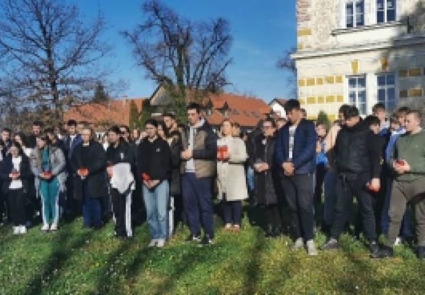Svjetlo sjećanja – počast žrtvama Domovinskog rata i Vukovara odali na Poljoprivredno-prehrambenoj školi Požega