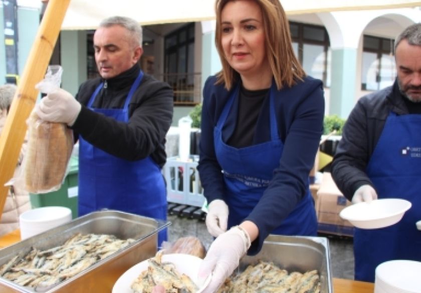 Uz dvodnevni Uskrsni sajam u pješačkoj zoni Požege i nekoliko stotina posnih obroka - girica građani sa zadovoljstvom kušali
