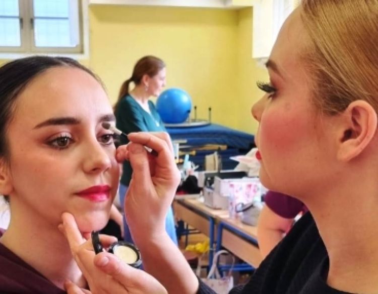 Folklorni ansambl Požega održao radionice Izrade oglavlja i frizura te scenskog šminkanja