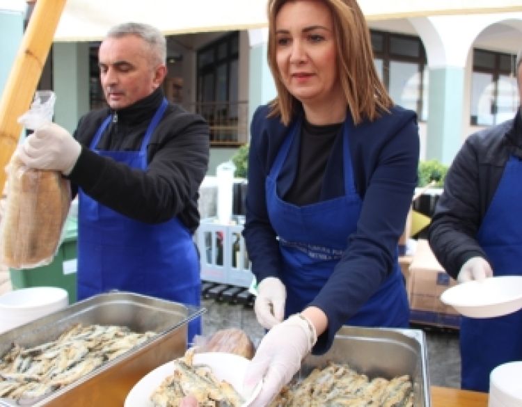 Uz dvodnevni Uskrsni sajam u pješačkoj zoni Požege i nekoliko stotina posnih obroka - girica građani sa zadovoljstvom kušali