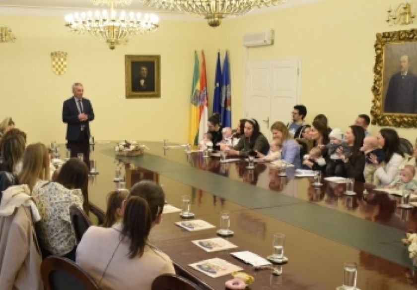 Grad Požega darivao 40 novorođenih sugrađana od rujna do studenog 2025. – 20 djevojčica i 20 dječaka