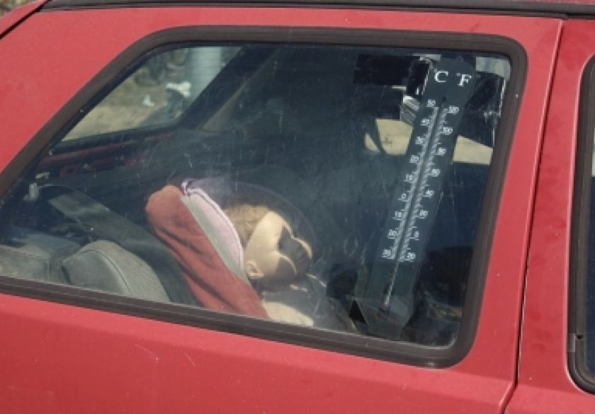 Visoke temperature - Nikada ne ostavljajte dijete samo u automobilu