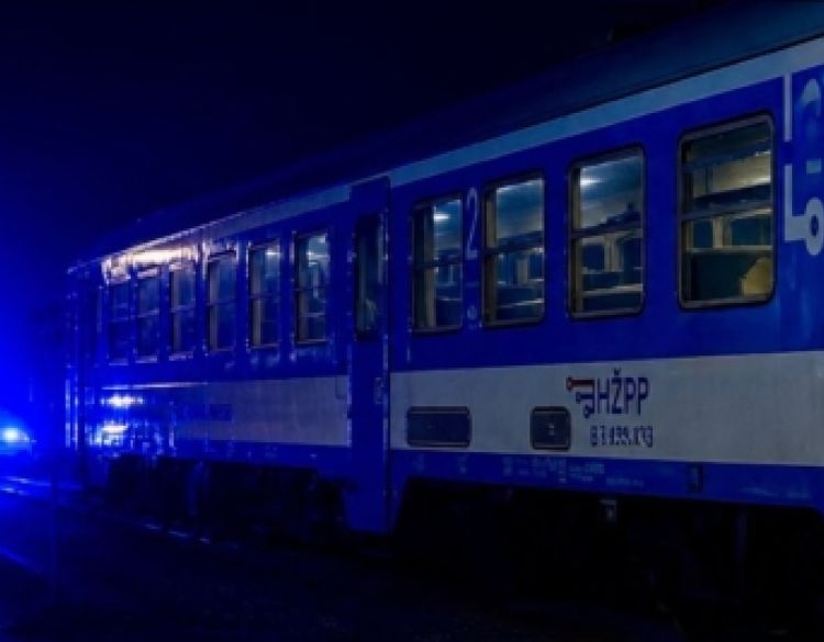 Automobil udario u vlak na pružnom prijelazu, jedna osoba ozlijeđena