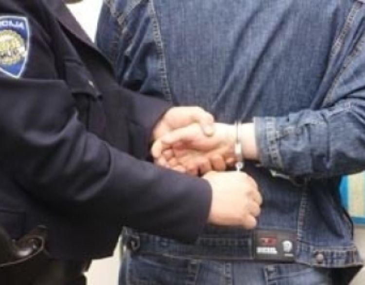 Noćas u Požegi u Cehovskoj ulici, 35-godišnjak pod vidnim utjecajem alkohola vrijeđao policijske službenike - uhićen je