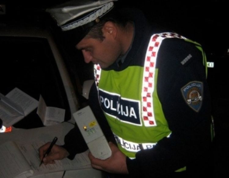 Čak dvaput zaustavili 20-godišnjaka iza ponoći s alkoholom - završio na spavanju u posebnoj prostoriji policije