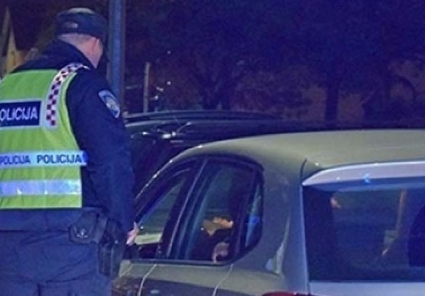 40-godišnjak s oduzetom vozačkom, vidno alkoholiziran sletio u Lukaču i udario u metalnu cijev - odbio alkotest pa je završio u policiji