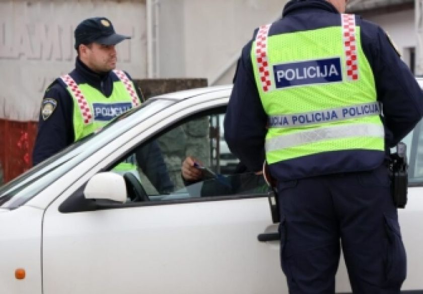 Vozio pijan u Eminovcima, smješten u posebnu prostoriju policije