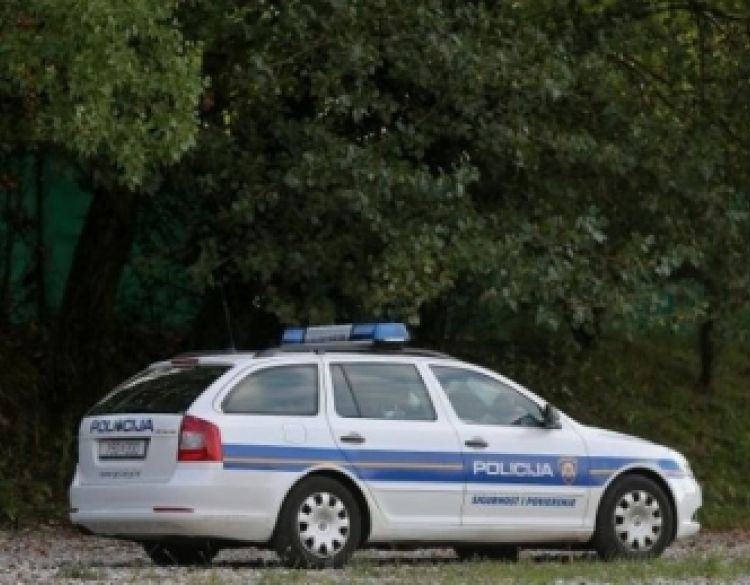 Pod utjecajem alkohola od 1,25 promila 63-godišnjak sletio vozilom u šumskom predjelu kod Podgorja i prevrnuo automobil