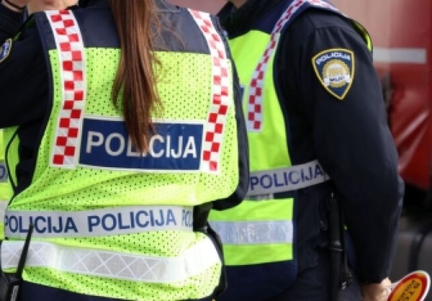 Upravljao mopedom bez vozačke dozvole i kacige te vrijeđao policijske službenike