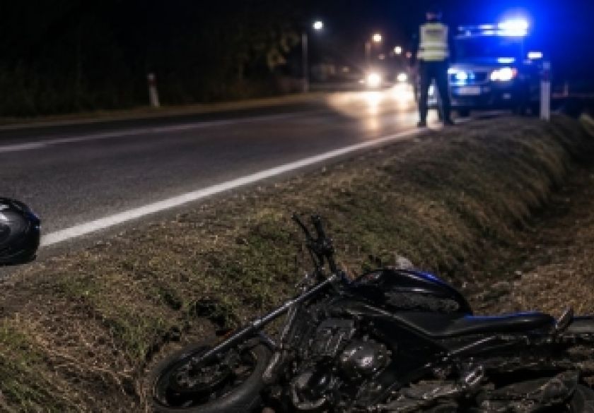 Zbog neprilagođene brzine motociklom sletio u putni kanal