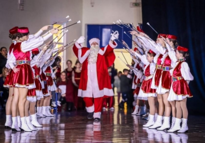 Požegi s ljubavlju - Požeške mažoretkinje već četvrt stoljeća organiziraju plesni doček Djeda Božićnjaka