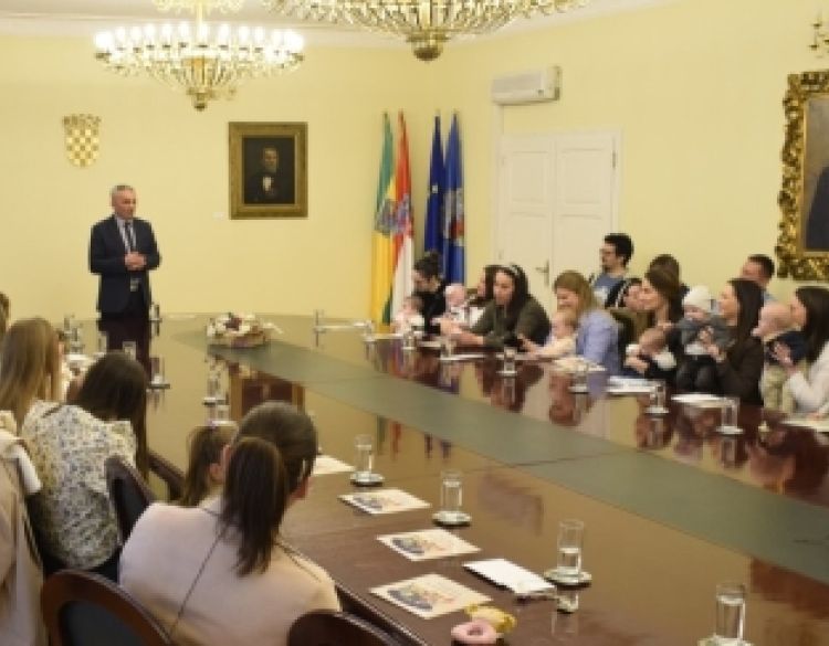 Grad Požega darivao 40 novorođenih sugrađana od rujna do studenog 2025. – 20 djevojčica i 20 dječaka