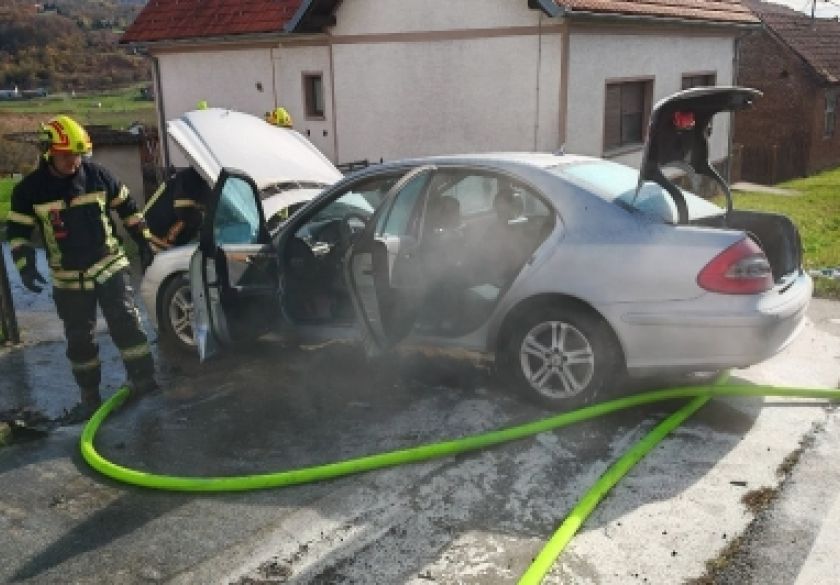 Požar na osobnom automobilu 27-godišnjaka uz štetu od 4.500 eura