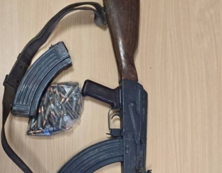 Prilikom čišćenja kuće pronašla automatsku pušku, pištolj, spremnike, lovačke patrone i streljivo