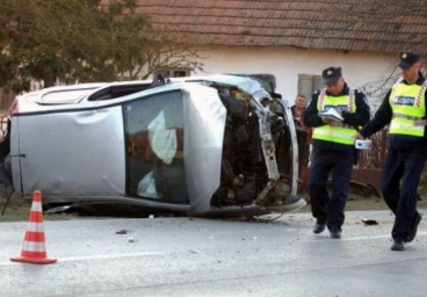 Između Gradca i Trapara 71-godišnji vozač pretjecao na punoj liniji kamion s prikolicom - sletio i prevrnuo automobil na bok