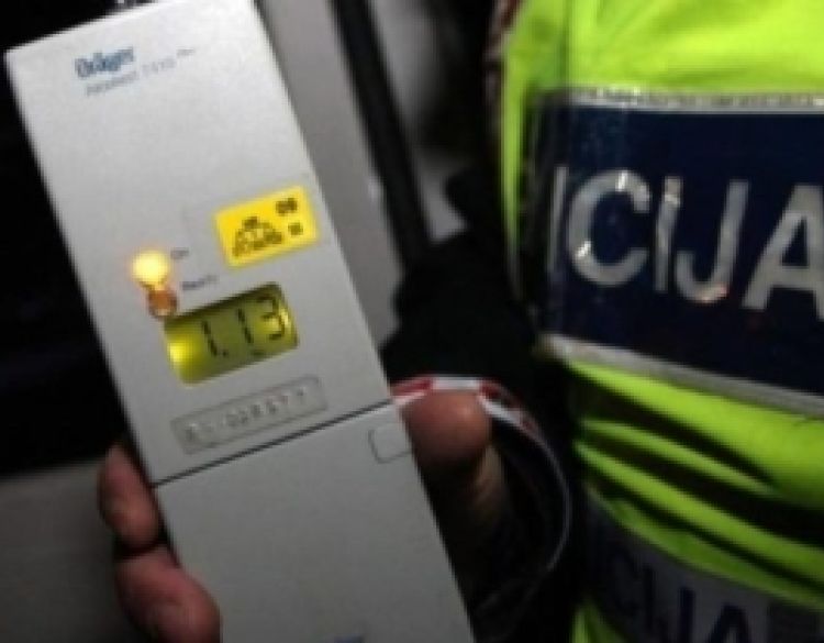 Na terasi kafića u Požegi sinoć je alkoholizirani 23-godišnjak s 1,23 promila vrijeđao policijske službenike pa je uhićen i priveden