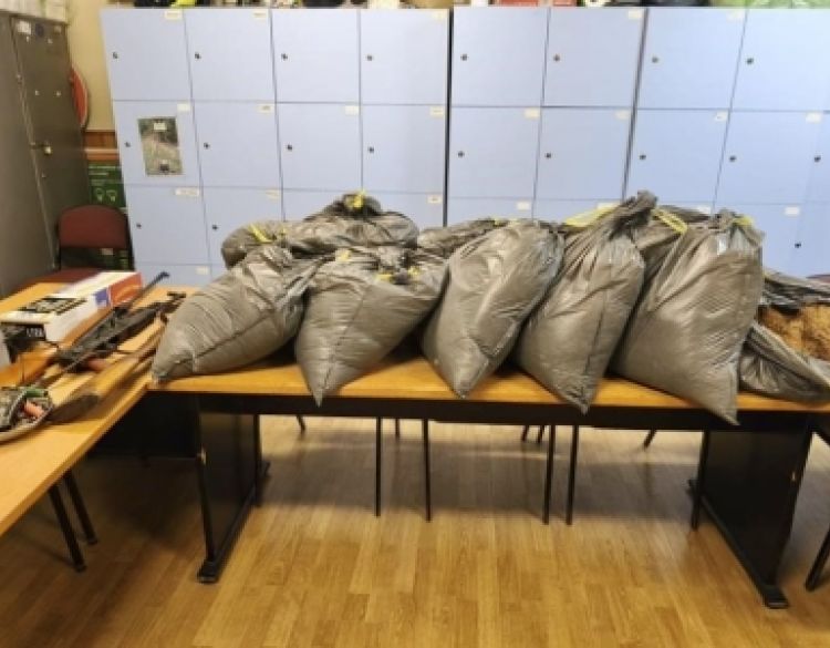 Pronađeno 95 kilograma duhana i veća količina oružja