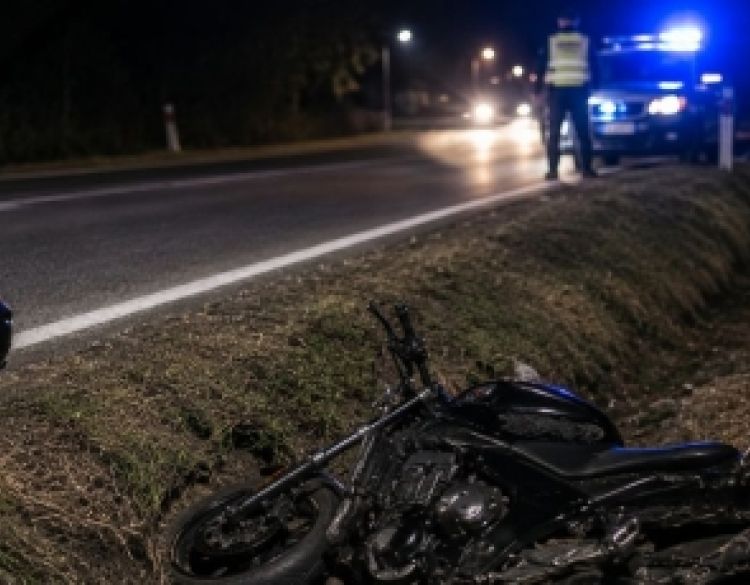Zbog neprilagođene brzine motociklom sletio u putni kanal