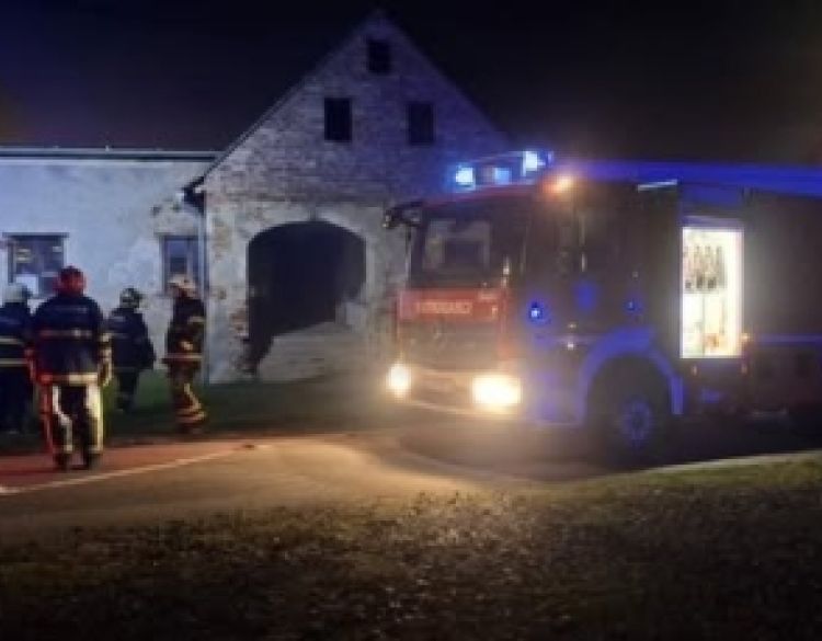 Na zapuštenoj površini kraj požeške Šokačke ulice izbio požar, a požar u Kuriji Kušević u Kuzmici izazvao odbačeni opušak