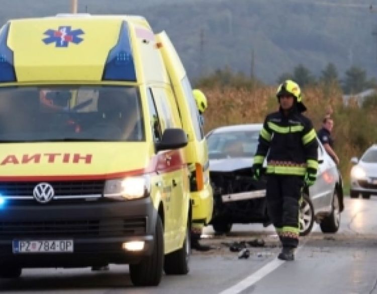 Više osoba ozlijeđeno u prometnoj nesreći u Jakšiću, slijedi očevid