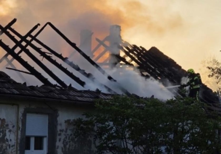 Požar na dvije obiteljske kuće u nizu u Požegi u Osječkoj ulici - u tijeku je gašenje i saniranje požara