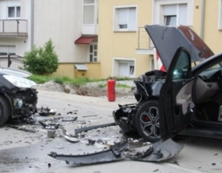 Došlo je do prometne nesreće između osobnog i teretnog automobila u požeškoj Zrinskoj ulici