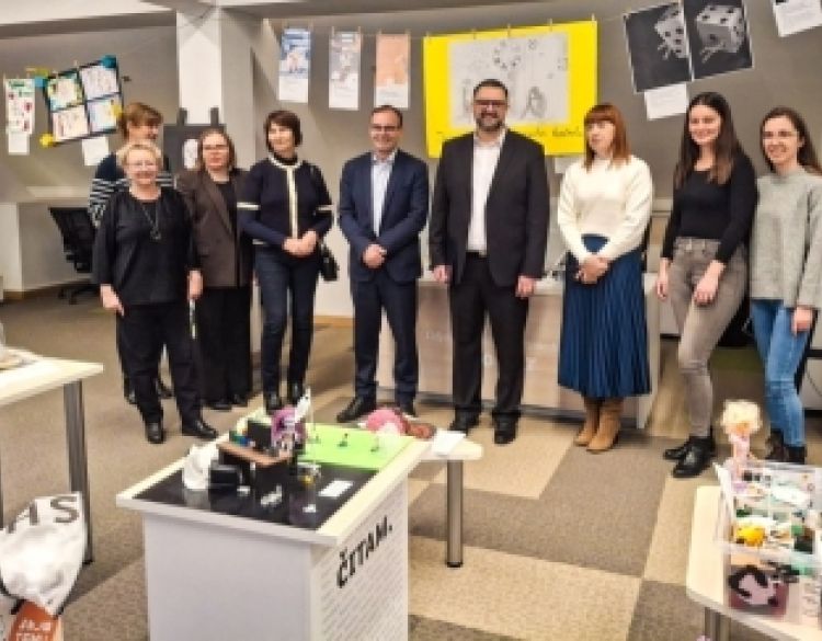 Postavljena izložba radova iz natječaja „Kreativni i Neovisni“ povodom obilježavanja Mjeseca borbe protiv ovisnosti