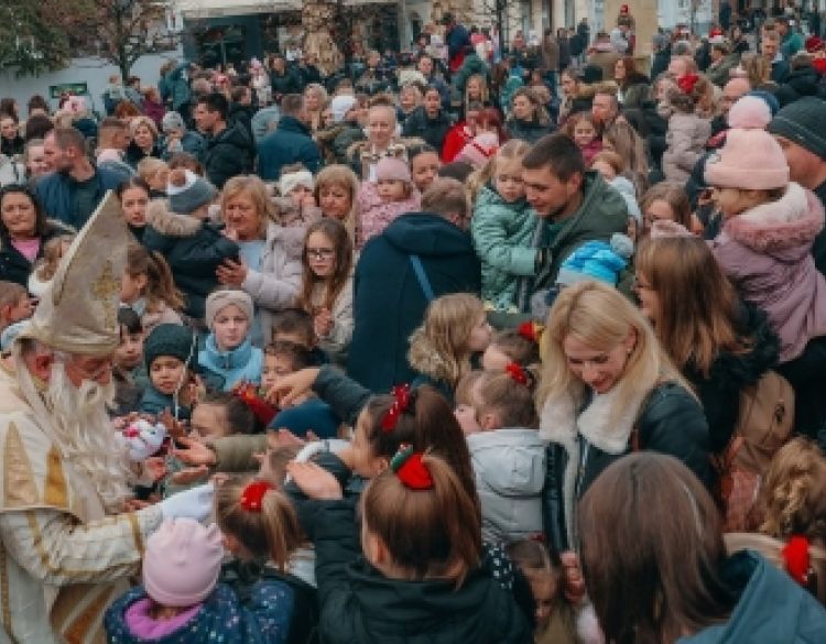 Mali i malo veći Požežani veselo dočekali svetog Nikolu na Trgu svete Terezije Avilske a dodijelili i nagrade za najbolje pismo svetom Nikoli