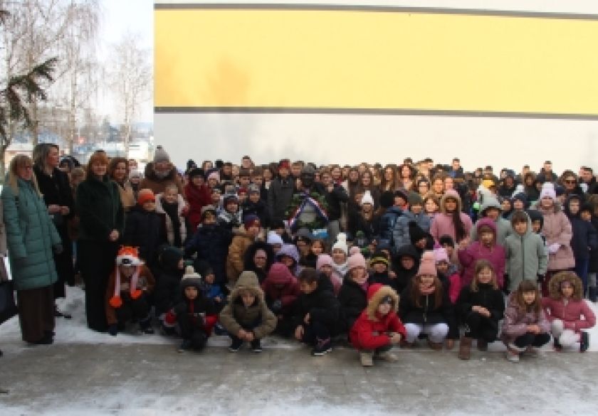 Učenici i djelatnici Osnovne škole 