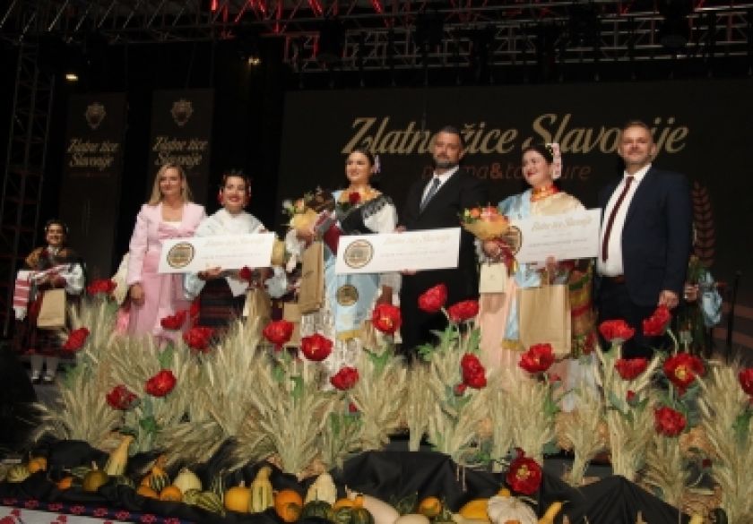 Tradicionalnim mimohodom ulicama grada započeo festival Zlatne žice Slavonije - Najgizdavija Šokica Angela Butorac, u finalu TS Divne godine