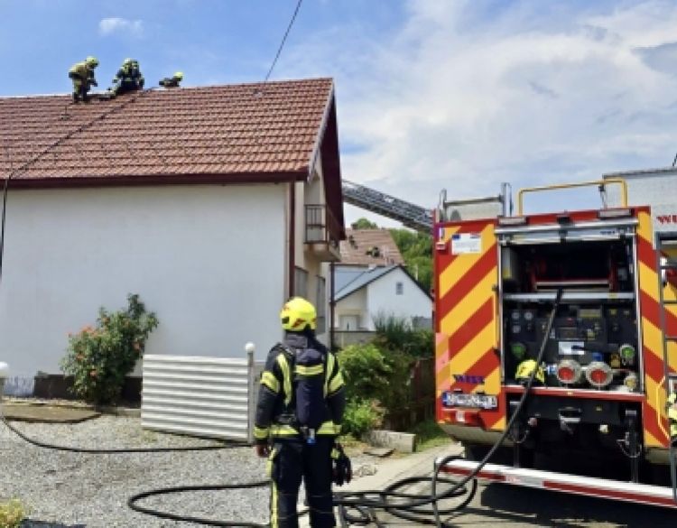 Požar nakon udara groma oštetio tri obiteljske kuće