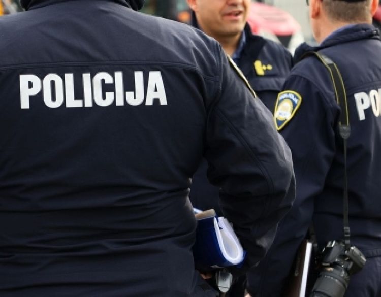 Otuđena pumpa za navodnjavanje i stroj za rezanje pločica