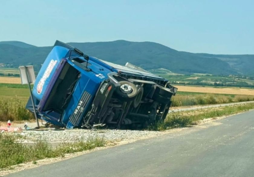 Neprilagođena brzina uzrokovala slijetanje teretnog automobila s kolnika