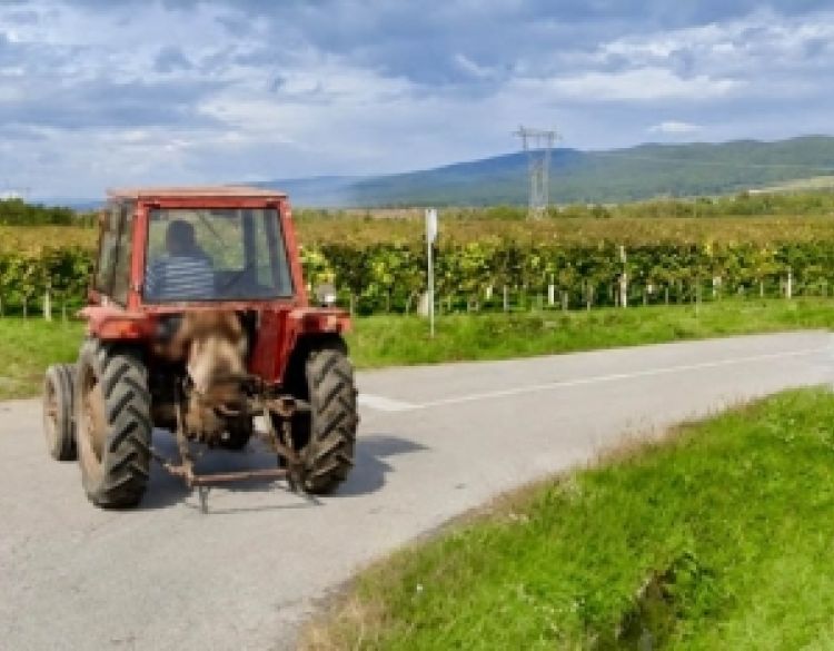 Vozio traktor bez registarskih oznaka, s 2,14 promila i poništenom vozačkom