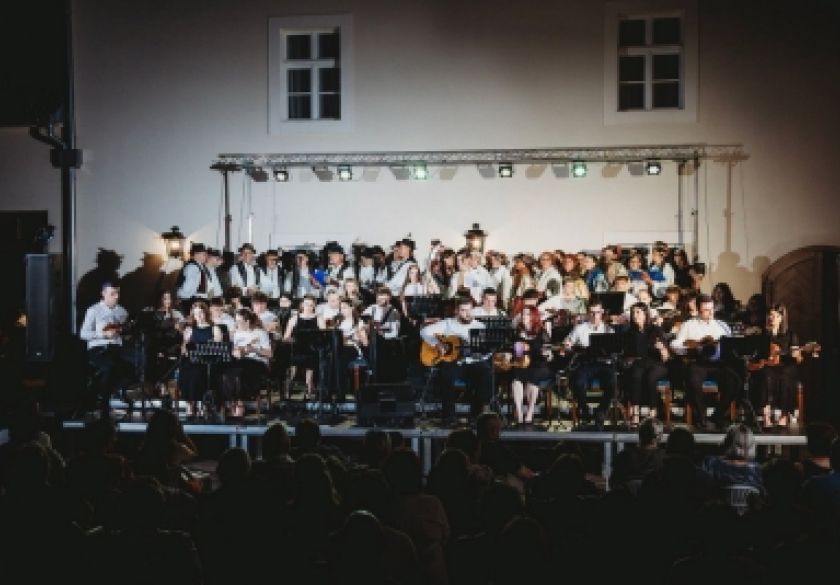 Kutjevački tamburaški orkestar oduševio publiku u atriju Dvorca Kutjevo