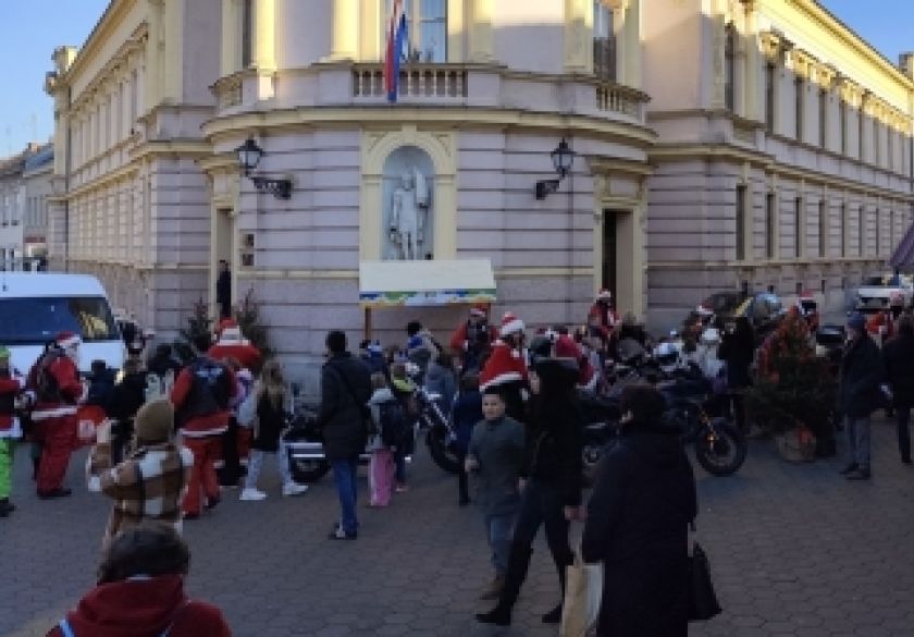 Moto Mrazovi i ove godine iznenadili najmlađe u Požegi - uz slatkiše najviše se tražilo sjedanje na bajkerske motore