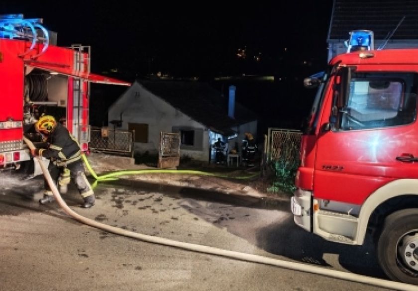 Sinoć je došlo do požara na obiteljskoj kući 64-godišnjaka koji su vatrogasci uspješno ugasili