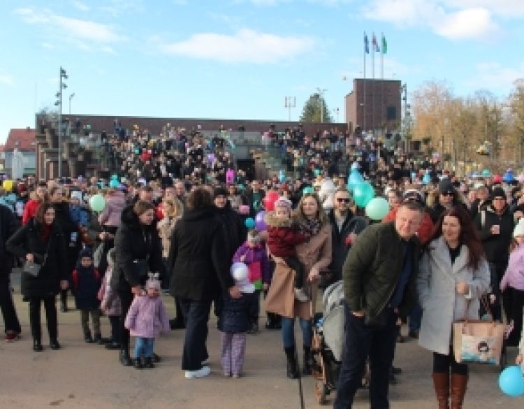 Tradicionalni 12. doček Nove godine u Pleternici točno u podne uz balone, kobasice i vino za sve a u Novu ušli su sa slavonskim velikim kolom