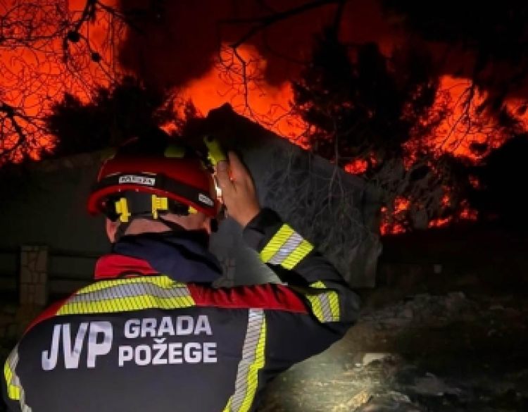 Požeška vatrogasna postrojba pruža potporu u gašenju požara na Dugom Otoku