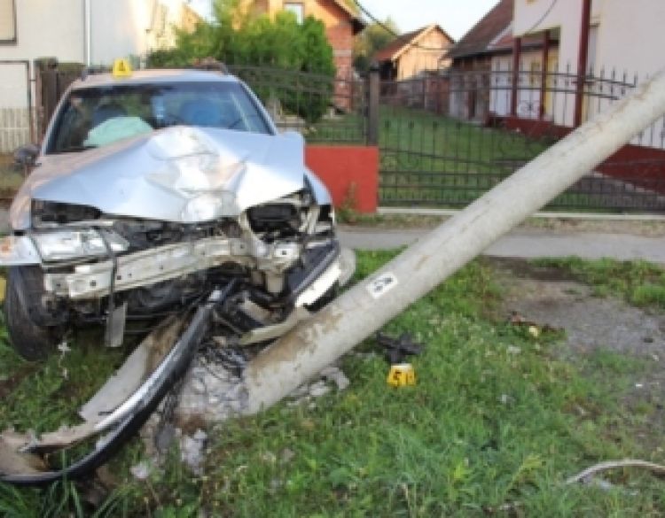 18-godišnji vozač malo brže ušao u raskrižje pa je udario u stup javne rasvjete i obiteljsku kuću