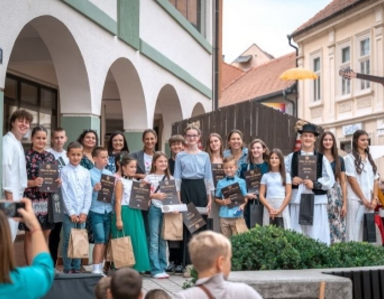 Pobjednice Zlatnog mikrofona 2025. su Tena Vidačić i Tea Bradić, posebna nagrada za Davida Bardača