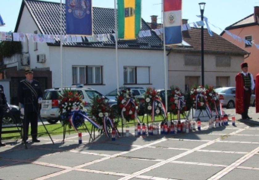 Obilježena 31. godišnjica VRO Bljesak a za poginule hrvatske branitelje položeni vijenci i svijeće uz spomenik 123. brigade HV