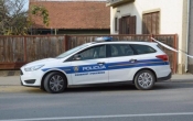 22-godišnjak sa 1,25 promila sletio automobilom, udario u metalna vrata, kameni zid i na kraju u kuću